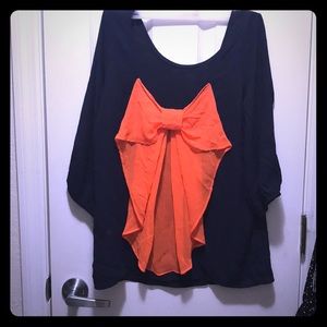 Quarter sleeve top with bow in the back